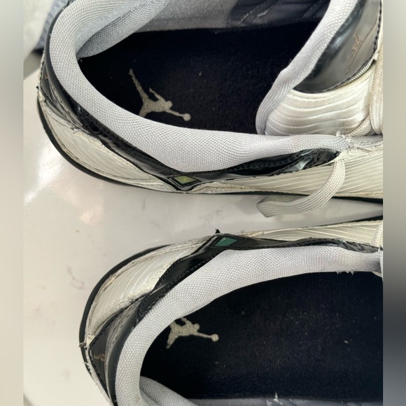 Original Jordan throwbacks. Used Great wearing condition - Picture 9 of 15